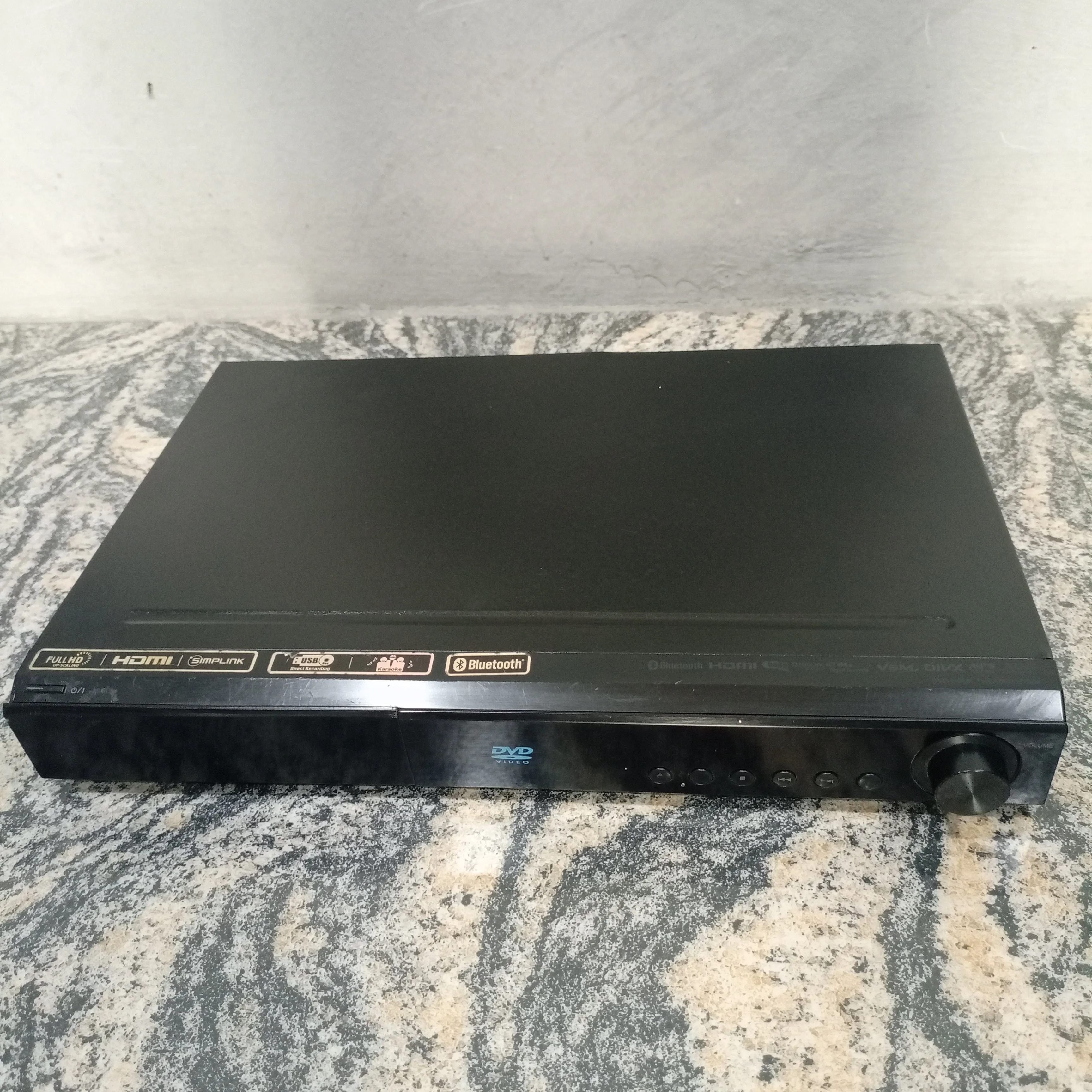 Pre-Owned LG HT906TA 5.1 Channel 1100W Bluetooth DVD Home Theater System