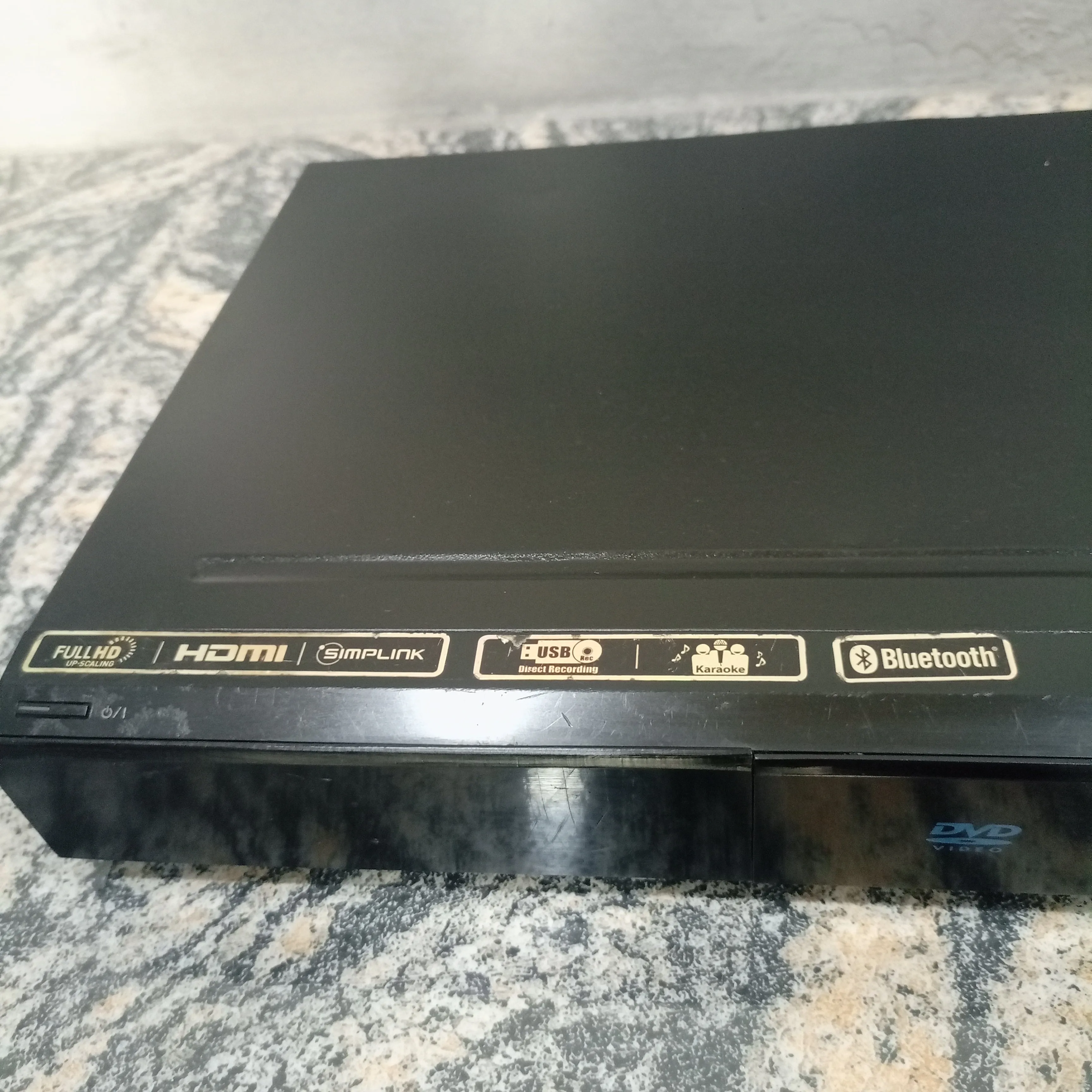 Pre-Owned LG HT906TA 5.1 Channel 1100W Bluetooth DVD Home Theater System