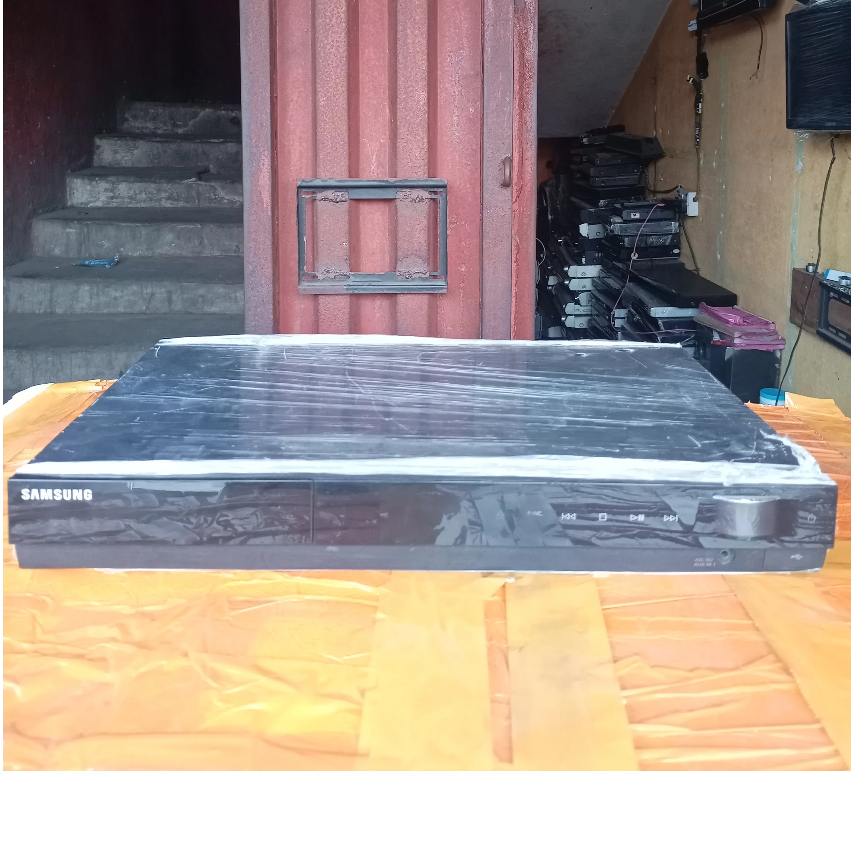 Used Samsung HT-C550 5.1Ch 1000W DVD Home Theater System with USB, FM Radio, Aux, and Optical Input - Located in London